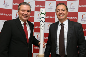 Znidarsis (à esquerda) e Charpentier: tocha olímpica vai passar pelas 160 concessionárias da Nissan no Brasil